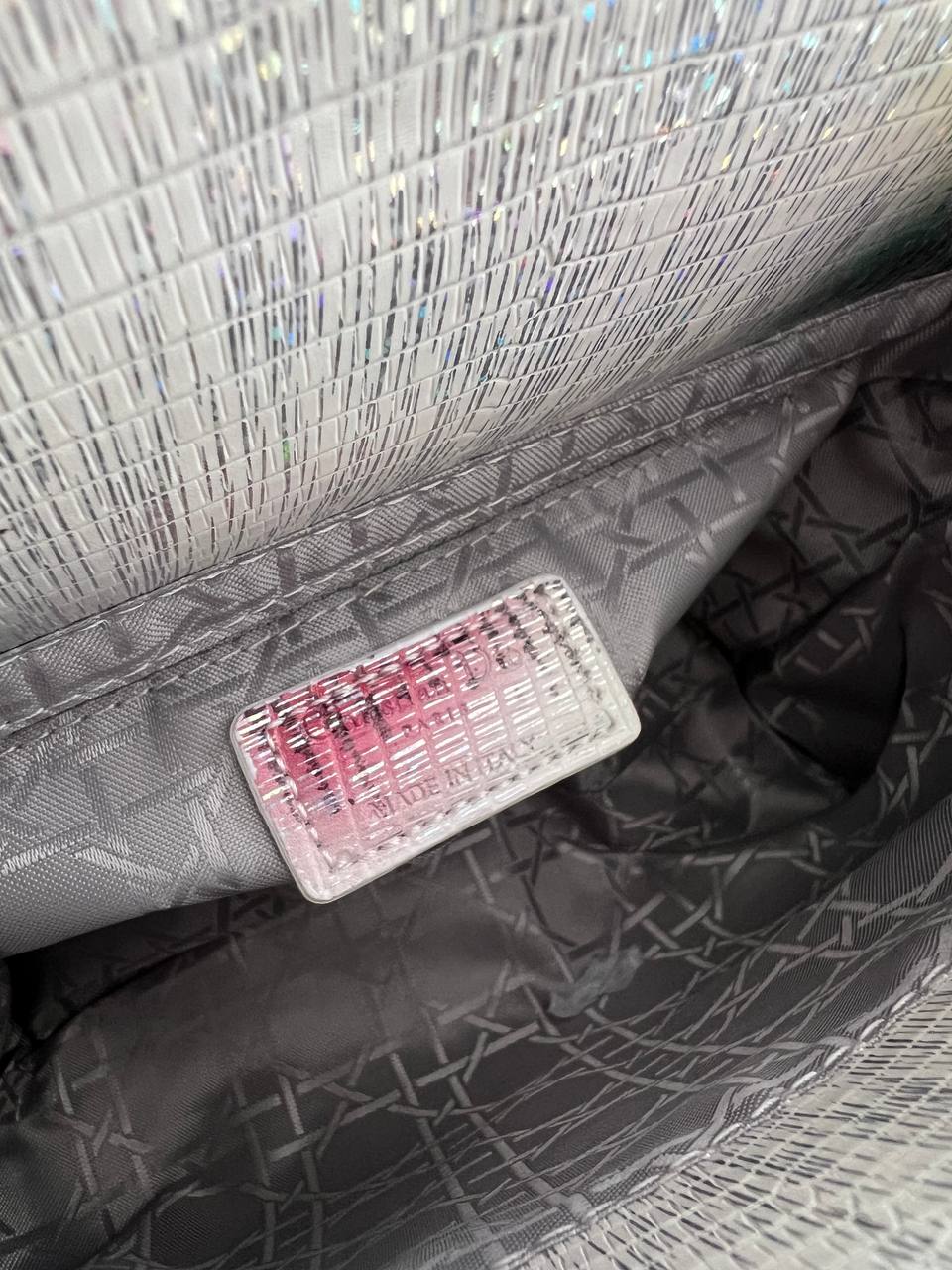 photo_5834463233828392405_y