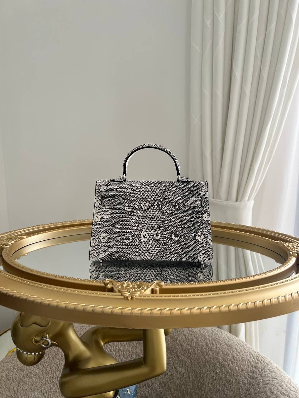 photo_5834463233828392504_y